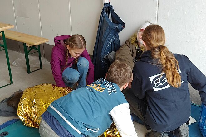 Das SSD-Team des Evangelischen Gymnasium Lippstadt betreut eine verletzte Darstellerin.